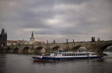 Moldva folyón hajózás és Károly-híd