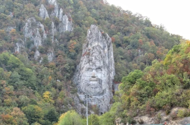 Decebalus király sziklába vésett szobra