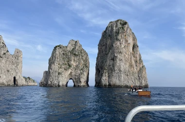Faraglioni sziklák (Capri hajókirándulás)
