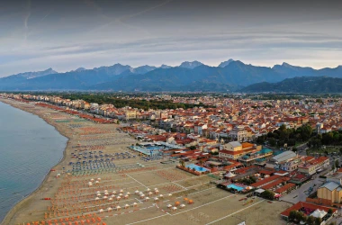 Viareggio strand háttérben a Carrarai hegyek